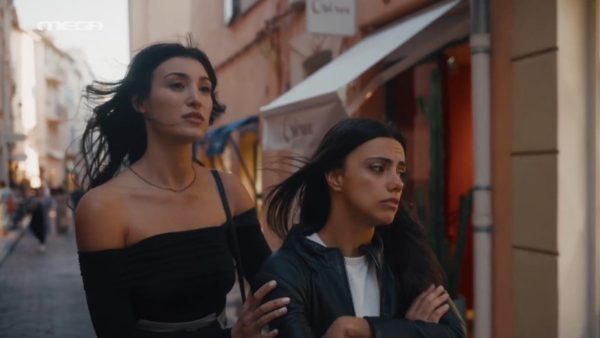 Σκηνή από την Γη της ελιάς με την Αριάδνη στο δρόμο