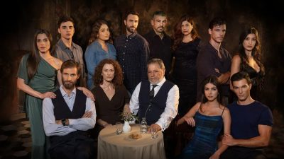 Φωτογραφία με τους ηθοποιούς της σειράς Η γη της ελιάς