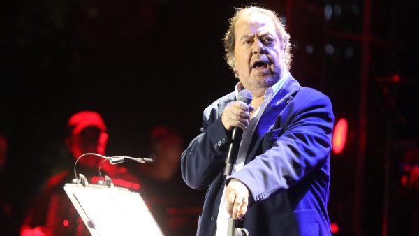 Ο Γιάννης Πάριος τραγουδά σε συναυλία του