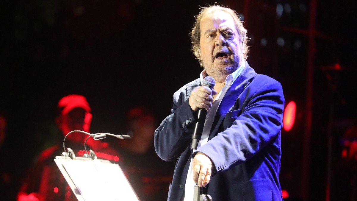 Ο Γιάννης Πάριος τραγουδά σε συναυλία του