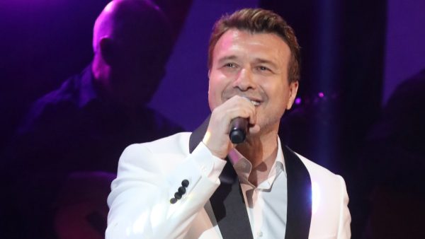 Ο Γιάννης Πλούταρχος στα μπουζούκια