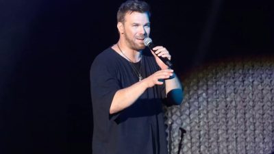 Ο Γιώργος Σαμπάνης τραγουδά σε ζωντανή του εμφάνιση