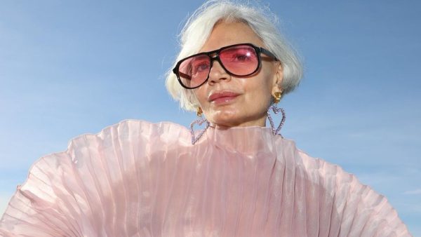 Γυναίκα 50 ετών με τα καλύτερα βραδινά φορέματα