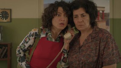 Η Παραλία - Επεισόδιο 26 - Φωτογραφία που δείχνει την Κερασιά και την Νόνα να απαντούν στο τηλέφωνο