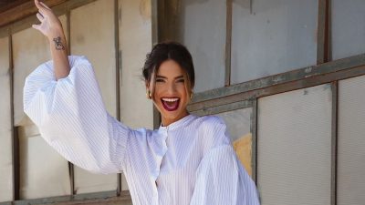 Η Ηλιάνα Παπαγεωργίου με λευκό πουκάμισο