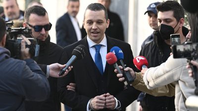 Ο Ηλίας Κασιδιάρης κάνει δηλώσεις στα τηλεοπτικά κανάλια