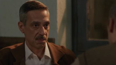 Η Παραλία - Φωτογραφία που δείχνει τον Γράντο να τσακώνεται με τον Διονύση