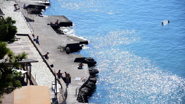 Άνθρωποι βουτάνε στη θάλασσα