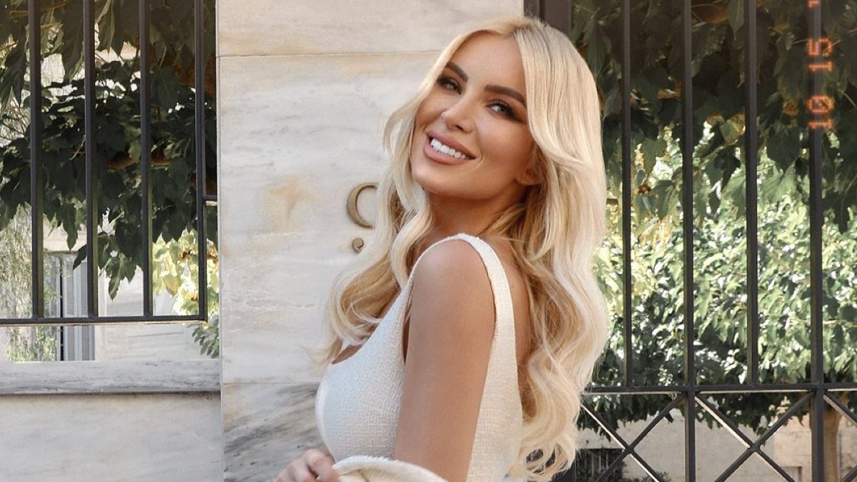 Η Κατερίνα Καινούργιου ποζάρει με total white σύνολο