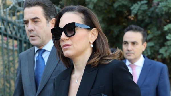 Η Όλγα Κεφαλογιάννη έξω από την Ευελπίδων.