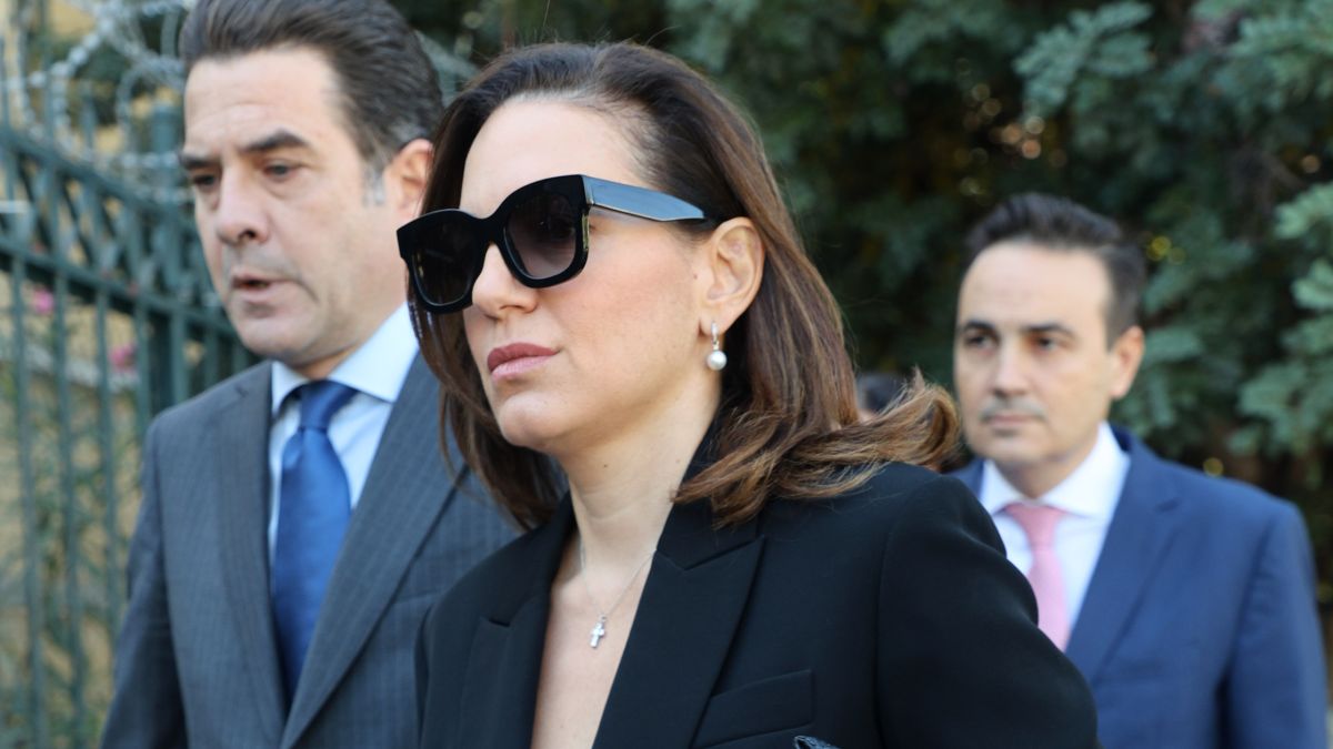 Η Όλγα Κεφαλογιάννη έξω από την Ευελπίδων.