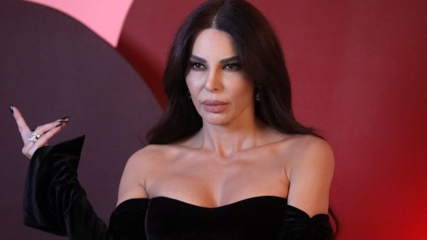 Η Κέλλυ κελεκίδου στη φωτογράφιση για το μαγαζί που θα εμφανίζεται