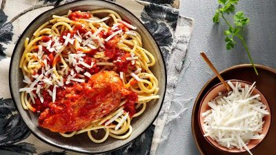 Κόκορας κοκκινιστός με μακαρόνια από την Αργυρώ Μπαρμπαρίγου