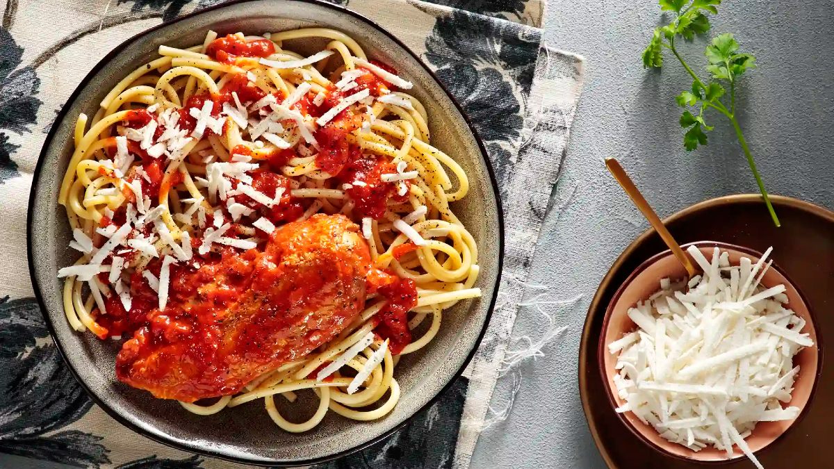 Κόκορας κοκκινιστός με μακαρόνια από την Αργυρώ Μπαρμπαρίγου