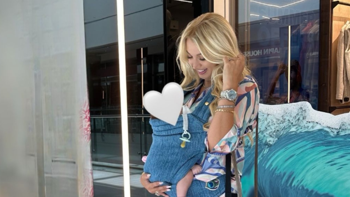 Η Κωνσταντίνα Σπυροπούλου αγκαλιά με τον μικρό γιο της, στο μάρσιπο