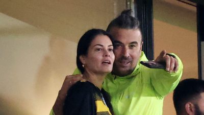 Φωτογραφία του Γιάννη Αϊβάζη και της Μαρίας Κορινθίου από το γήπεδο