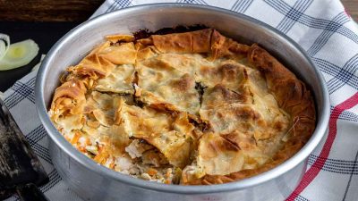 Η κοτόπιτα με μπεσαμέλ της Αργυρώς Μπαρμπαρίγου