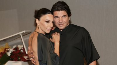 Ο Νίκος Κουρκούλης και η Κέλλυ Κελεκίδου αγκαλιασμένοι