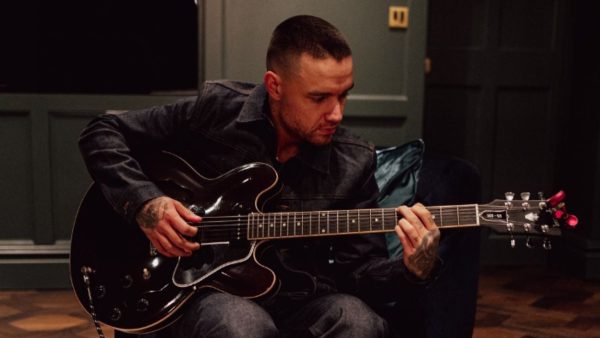 Ο Λίαμ Πέιν παίζει κιθάρα
