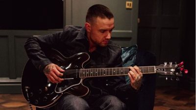 Η ανάρτηση του Λίαμ Πέιν που παίζει κιθάρα