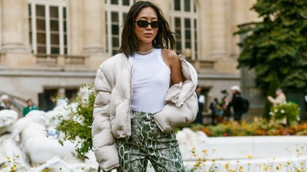 Γυναίκα χωρίς τσάντες και αξεσουάρ στον δρόμο