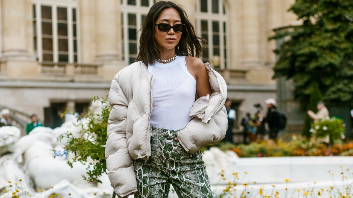 Γυναίκα χωρίς τσάντες και αξεσουάρ στον δρόμο