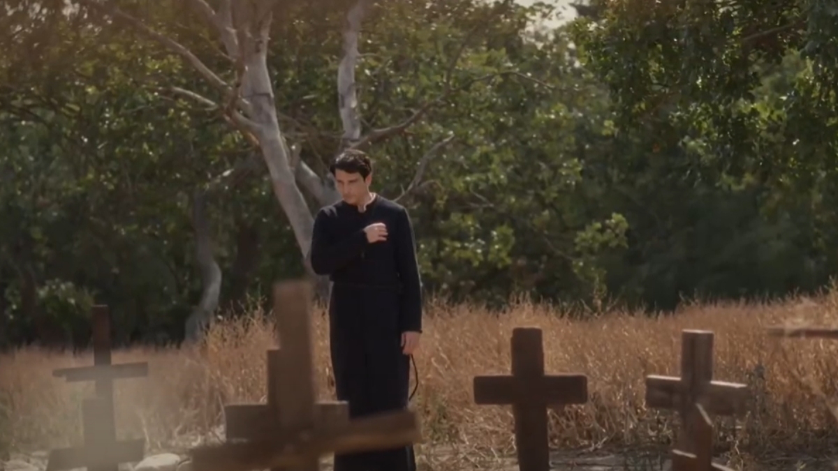 Η σκηνή της σειράς Μάγισσα Φλεγόμενη καρδιά στο νεκροταφείο