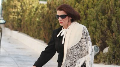 Η Μαρία Κανελλοπούλου περπατά στο δρόμο