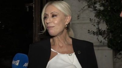 Η Μαρία Μπακοδήμου, σε βραδινή της έξοδο, κάνει δηλώσεις στην κάμερα του "Πρωινού"