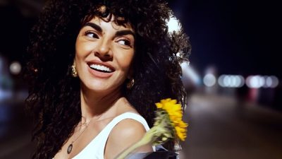 Η Μαρία Σολωμού σε βραδινή βόλτα