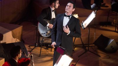 Ο διάσημος ερμηνευτής, Μάριος Φραγκούλης σε ζωντανή συναυλία