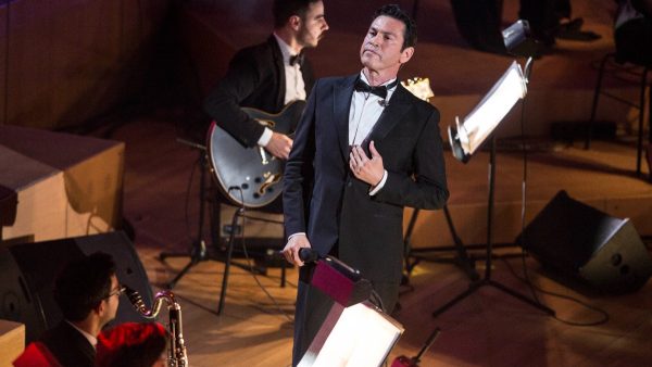 Ο διάσημος ερμηνευτής, Μάριος Φραγκούλης σε ζωντανή συναυλία