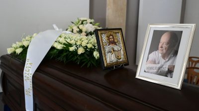 Φωτογραφίες από το λαικό προσκύνημα του Μίμη Πλέσσα