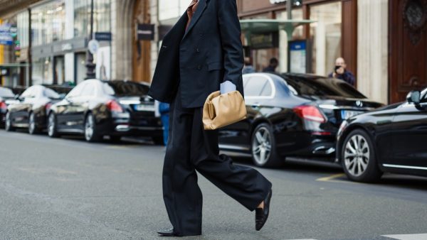 γυναίκα με κοστούμι στο street style