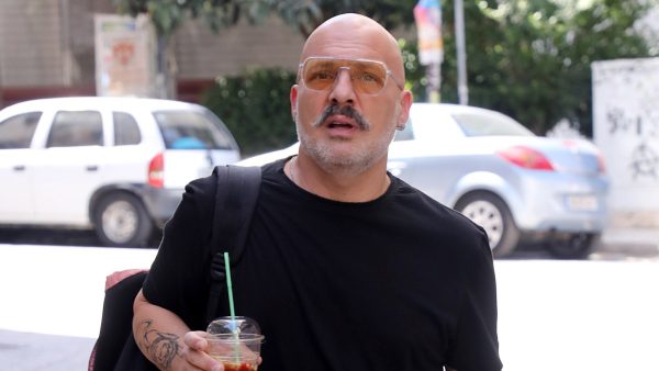 Ο Νίκος Μουτσινάς βόλτα για καφέ