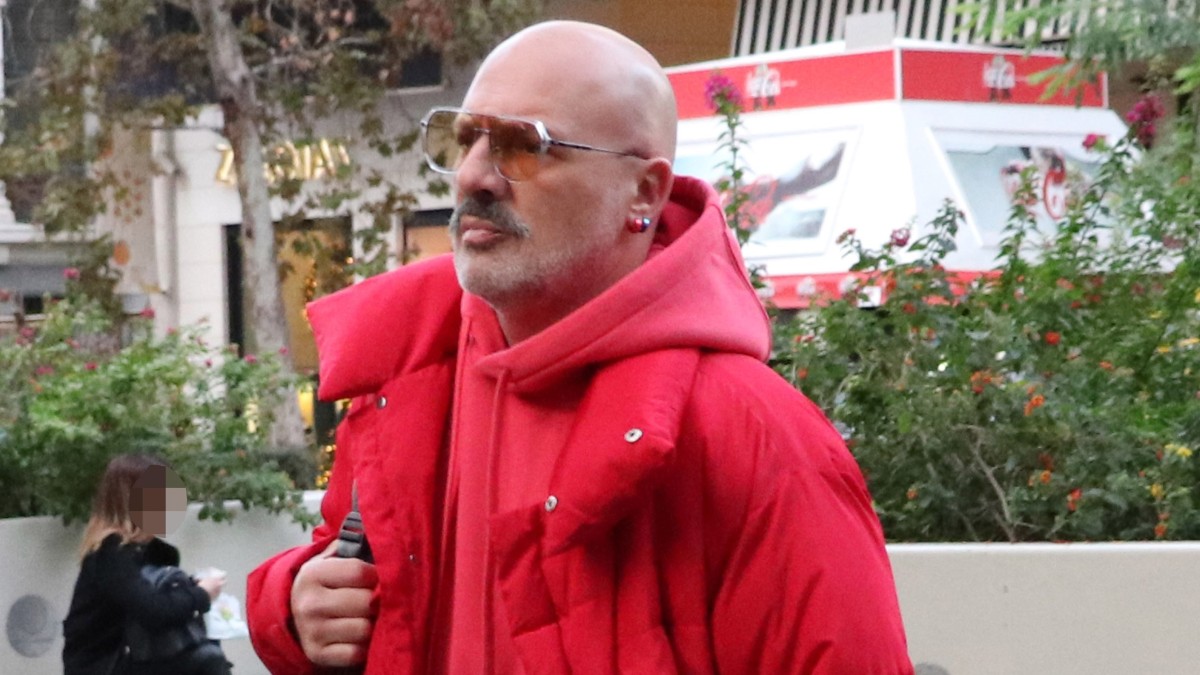 Ο Νίκος Μουτσινάς σε βόλτα