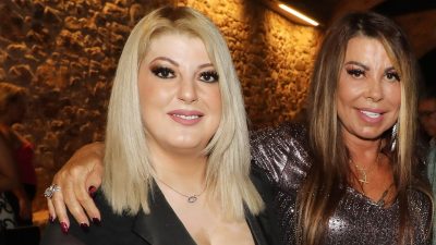 Η Όλγα Κιουρτσάκη αγκαλιά με την μητέρα της, Άντζελα Δημητρίου