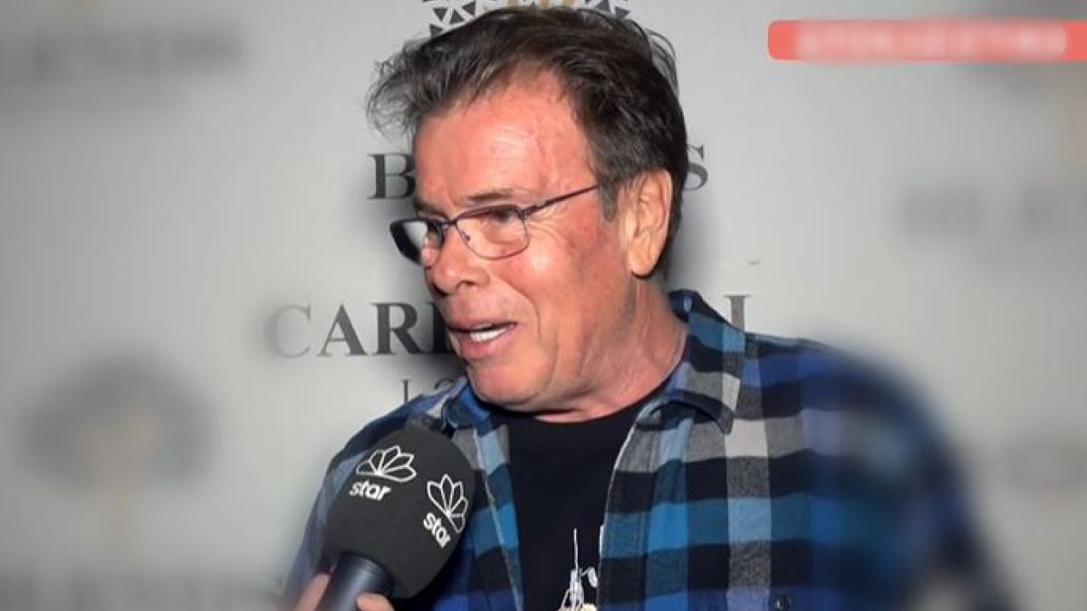 Ο Δημήτρης Παπανώτας μιλάει στην κάμερα του Breakfast at Star.