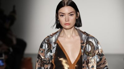 μοντέλο φοράει παρκά και φόρεμα με παγέτες