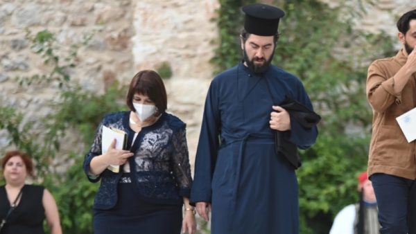 Ο πάτερ Αντώνιος έξω από τα δικαστήρια