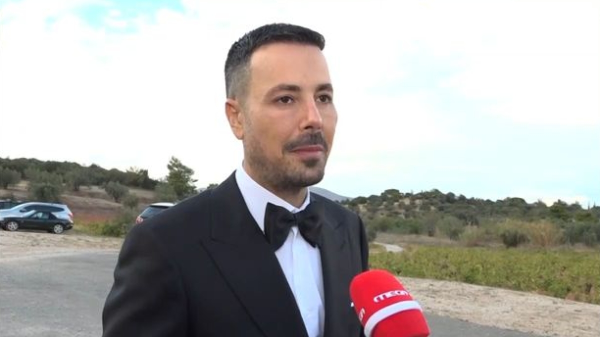 Ο Πέτρος Κουσουλός λίγα λεπτά πριν τον γάμο του