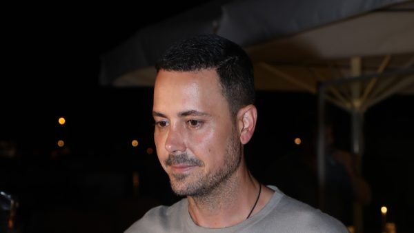 Παλιά φωτογραφία του Πέτρου Κουσουλού σε έξοδό του