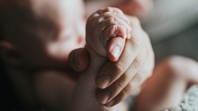 Χέρι μωρού και γονέα