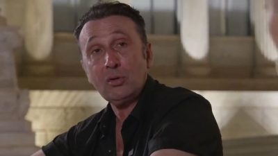 Ο Ρένος Χαραλαμπίδης δίνει συνέντευξη στο Attica TV