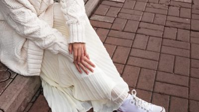 γυναίκα με μάξι φούστα και αθλητικά