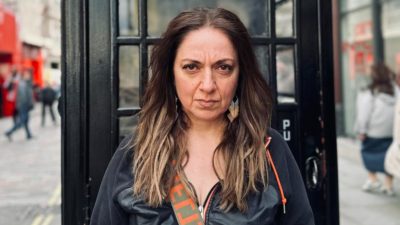 Η Σοφια Μουτιδου μπροστά από τηλεφωνικό θάλαμο