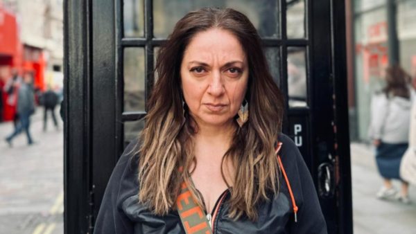 Η Σοφια Μουτιδου μπροστά από τηλεφωνικό θάλαμο