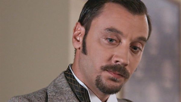 Ο Στάθης σε σκηνή από το Grand Hotel