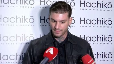 Ο Στηβ Μιλάτος μιλάει στους δημοσιογράφους.