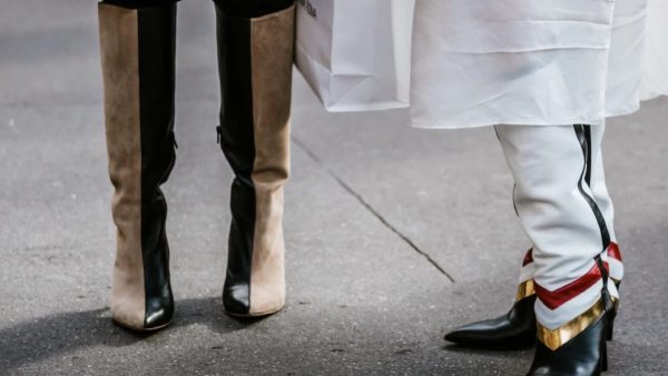 καφέ παπούτσια στο street style